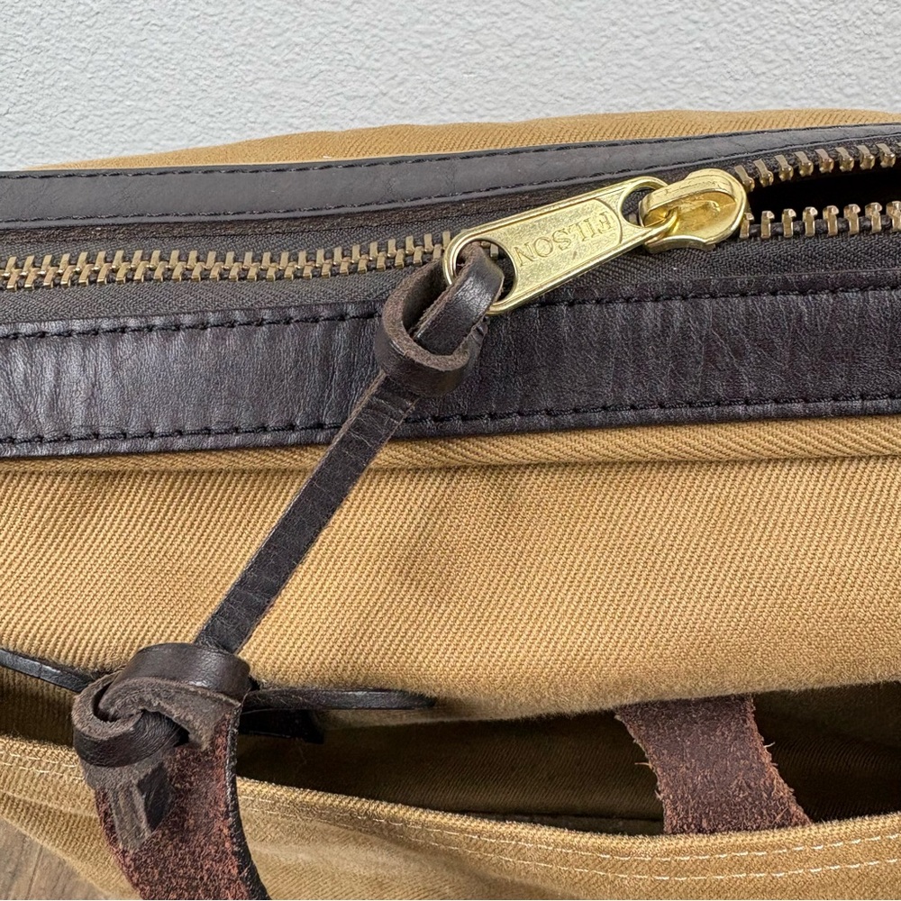Filson Original Twill Briefcase
Discreet tag/ inside flap - Picture 6 of 14